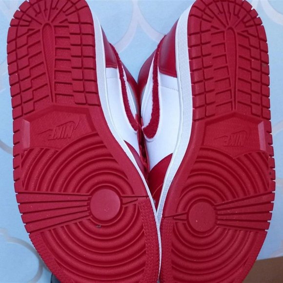 Air Jordan 1 Retro High Chenille Varsity Red - Picture 3 of 4